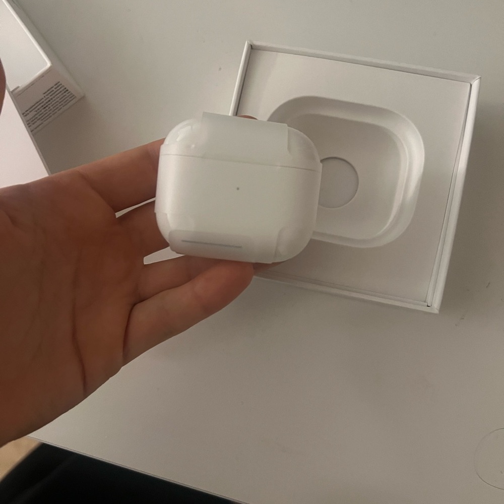 Apple AirPods 3rd Gen with Charging Case - Picture 5 of 8